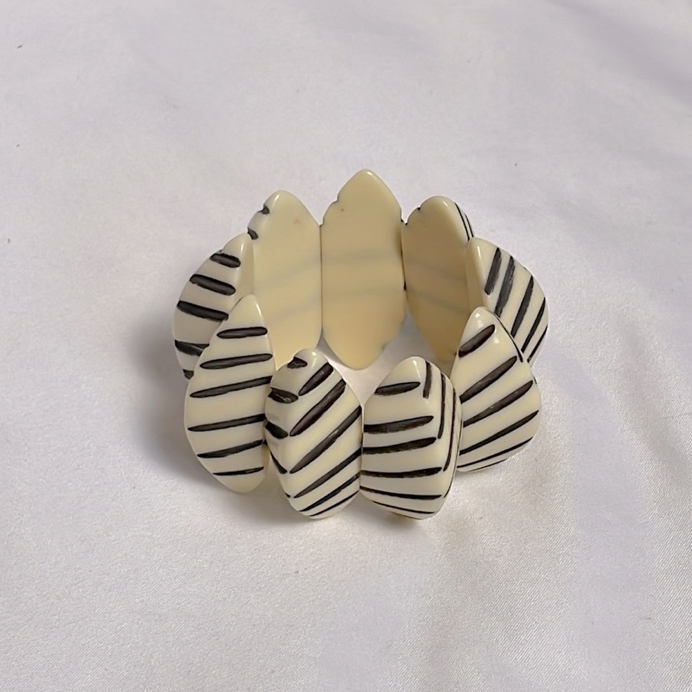3/10$ Chunky cream white and brown tribal bangle